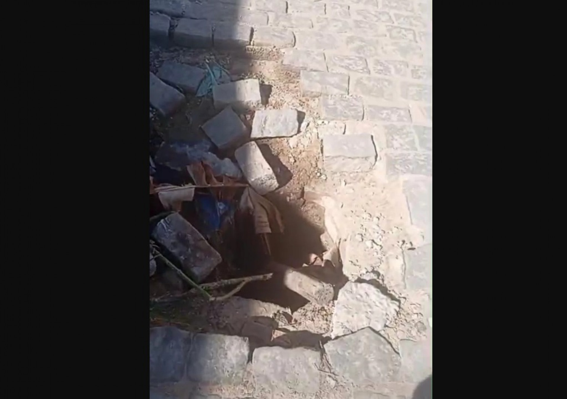 Morador relata buracos na Rua Clara Nunes, na Vila do Ar, em Cabo Frio