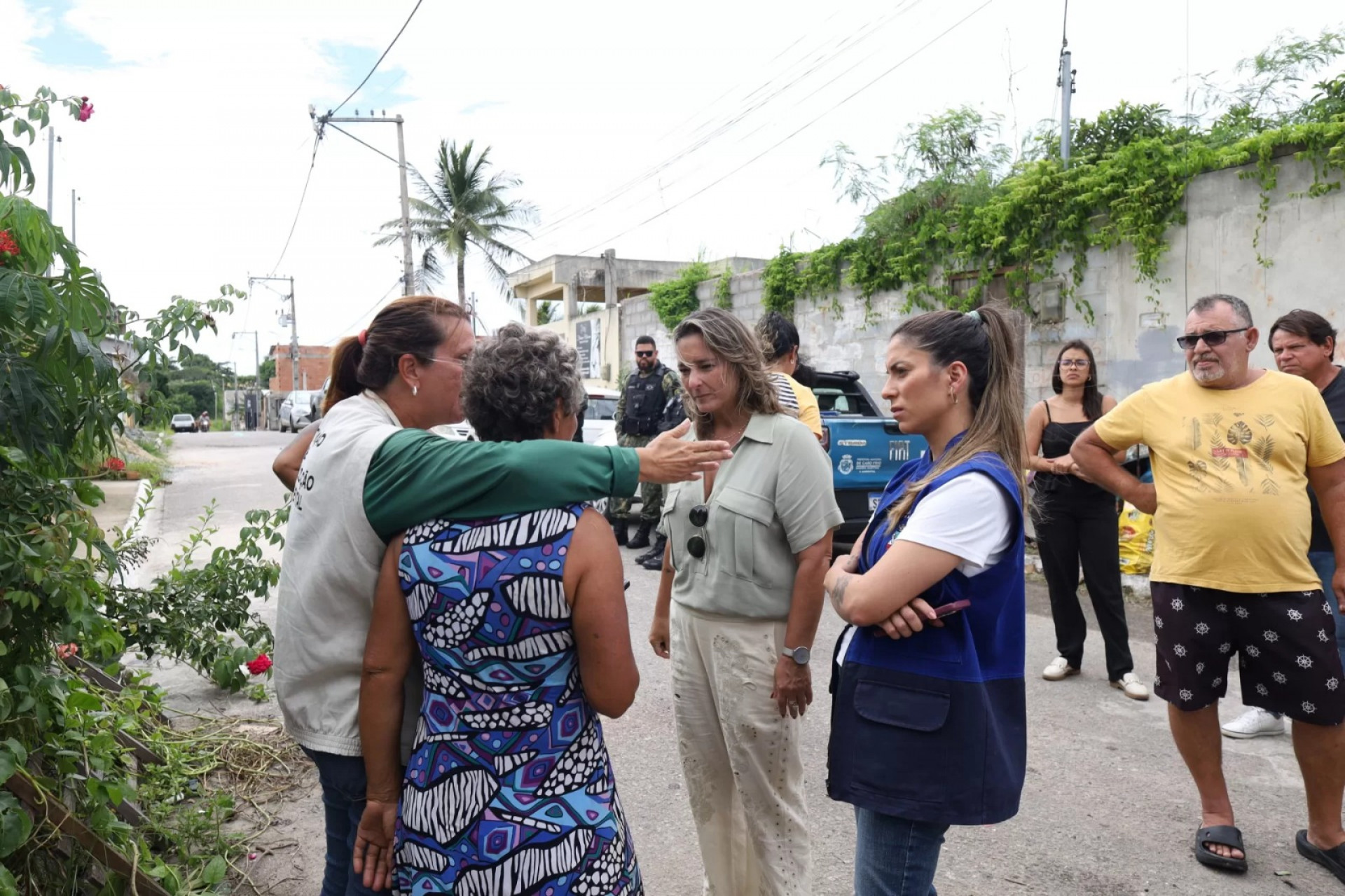 Equipes realizam limpeza em residência com acúmulo de materiais. - Reprodução