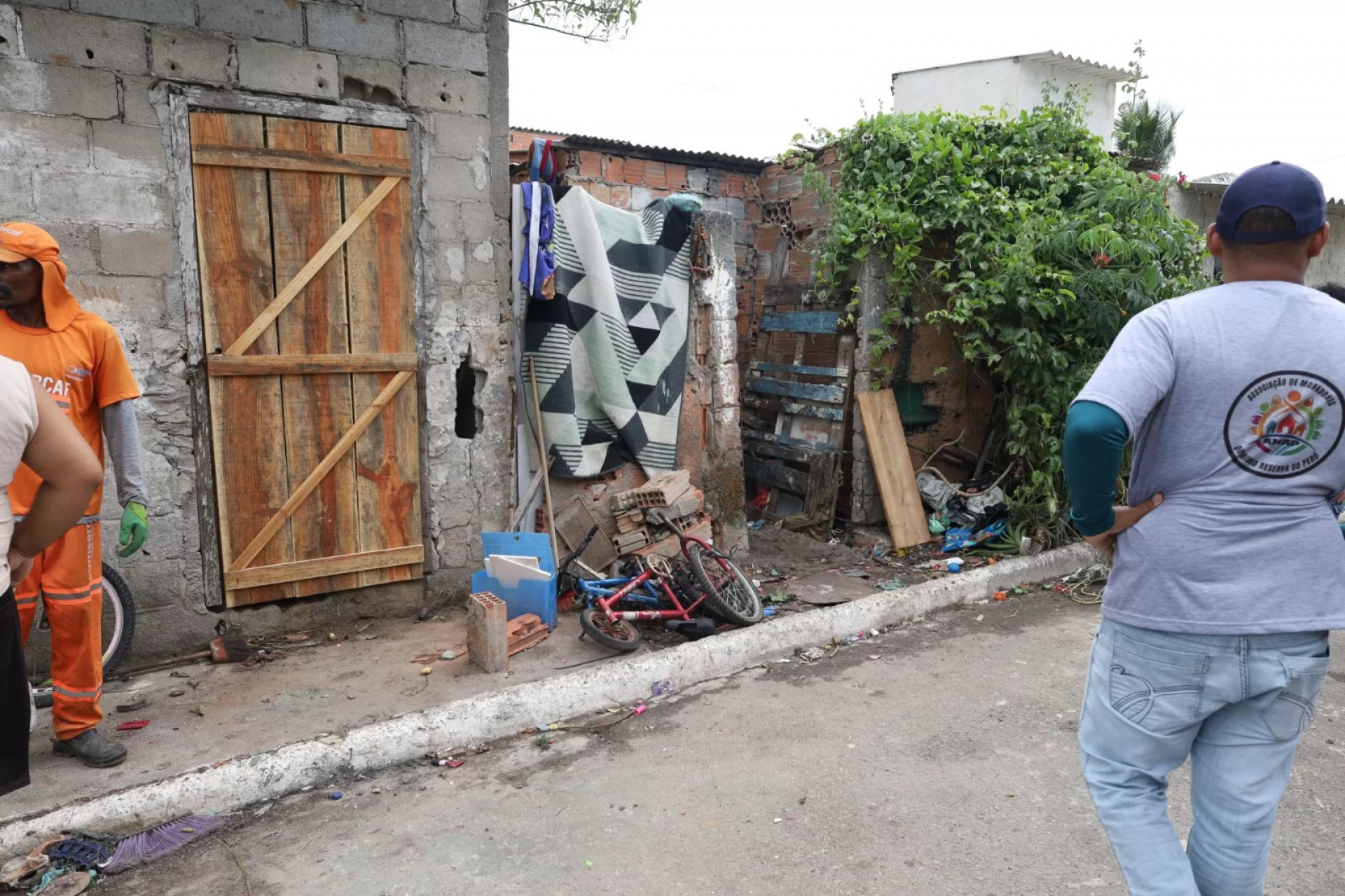 Intervenção retira grande quantidade de lixo de residência. - Reprodução