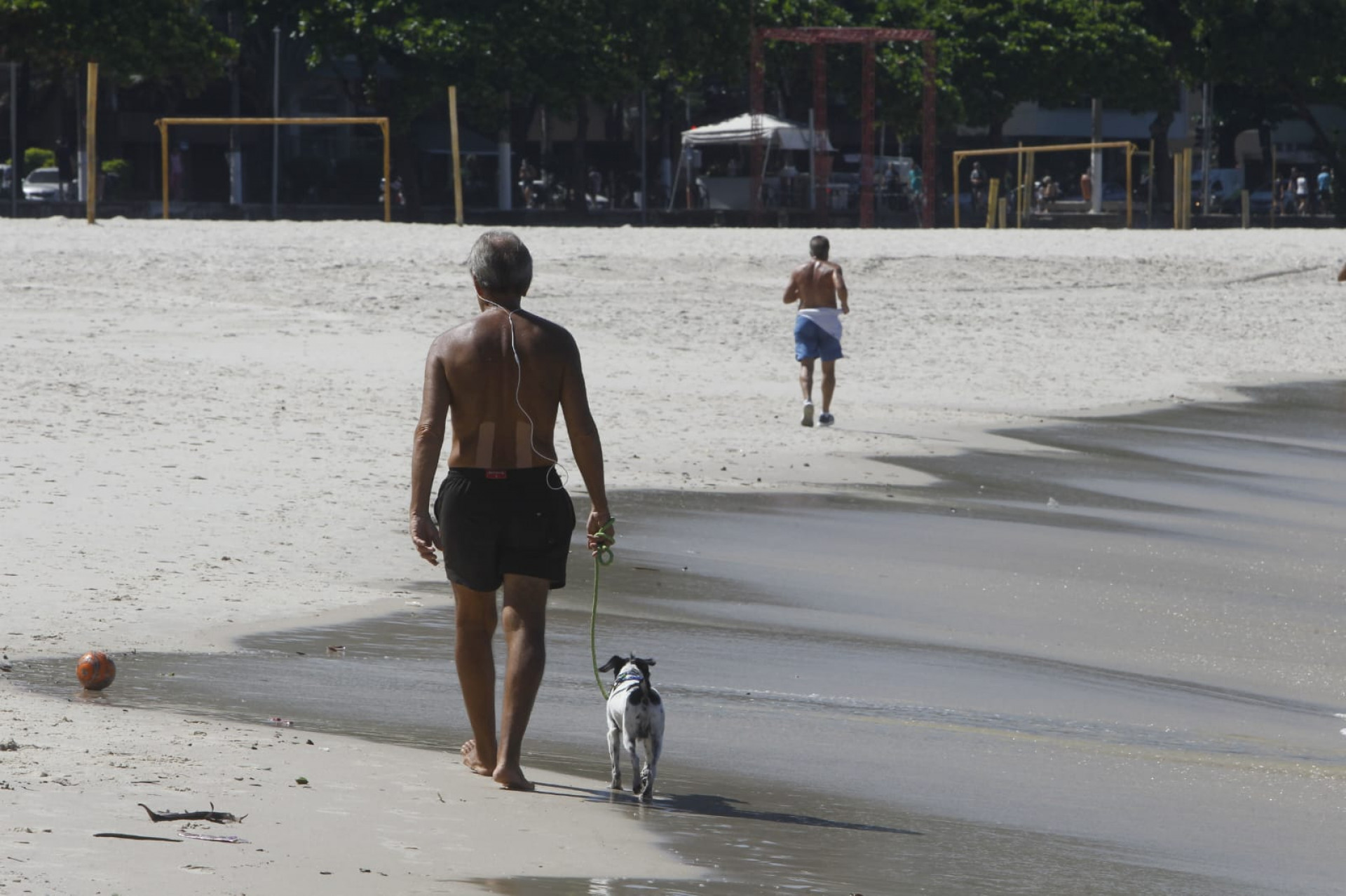 Praia de Icara&iacute; est&aacute; entre as aptas para os niteroienses, de acordo com o Inea - Reginaldo Pimenta/Ag&ecirc;ncia O Dia