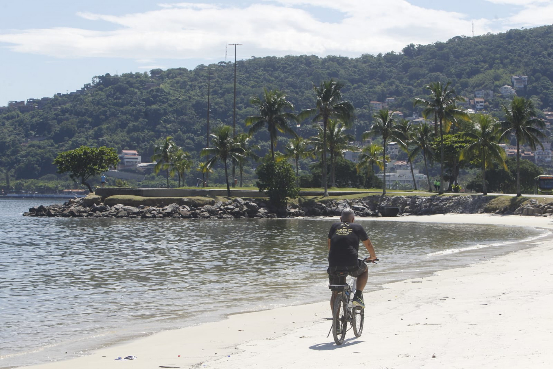 Depois do t&uacute;nel, mas ainda na Zona Sul, Praia de Charitas &eacute; op&ccedil;&atilde;o em Niter&oacute;i - Reginaldo Pimenta/Ag&ecirc;ncia O Dia
