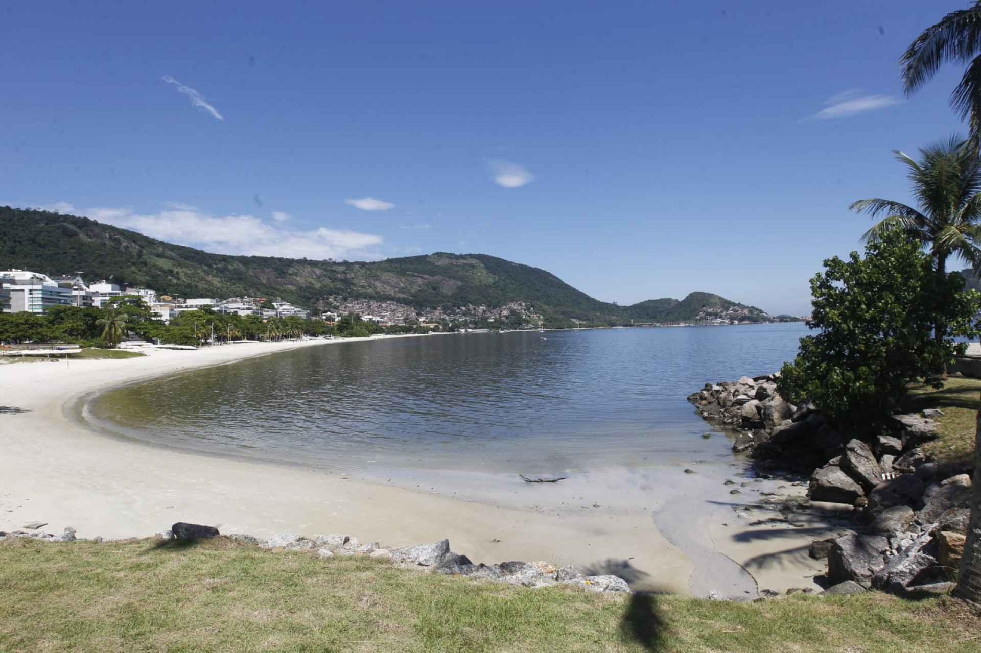 Depois do túnel, mas ainda na Zona Sul, Praia de Charitas é opção em Niterói - Reginaldo Pimenta/Agência O Dia