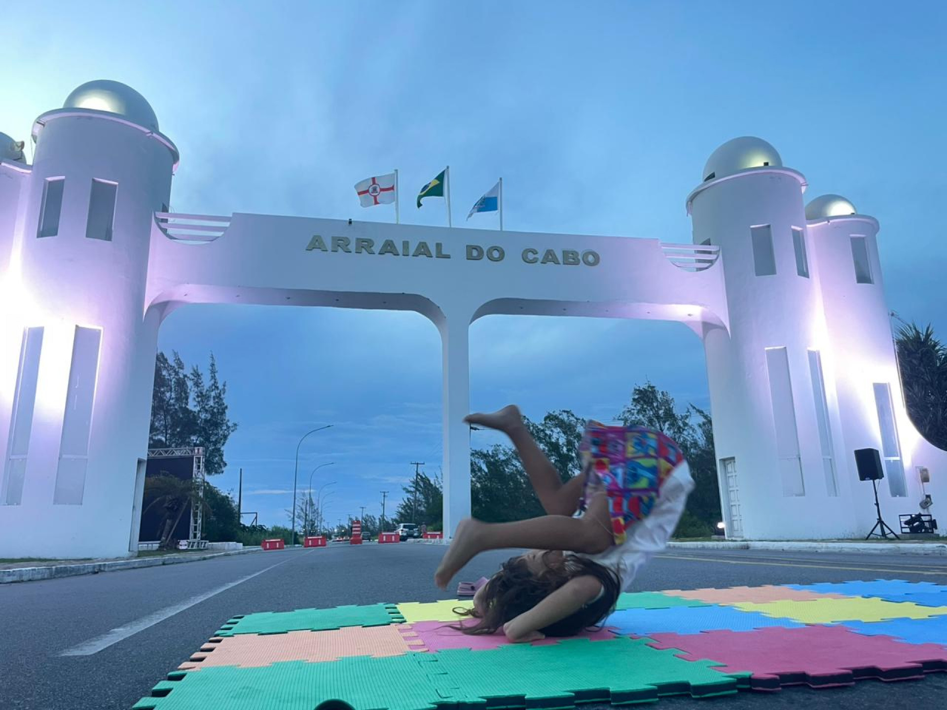 Crianças brincam enquanto acompanham a programação voltada à conscientização. - Reprodução/ Ascom