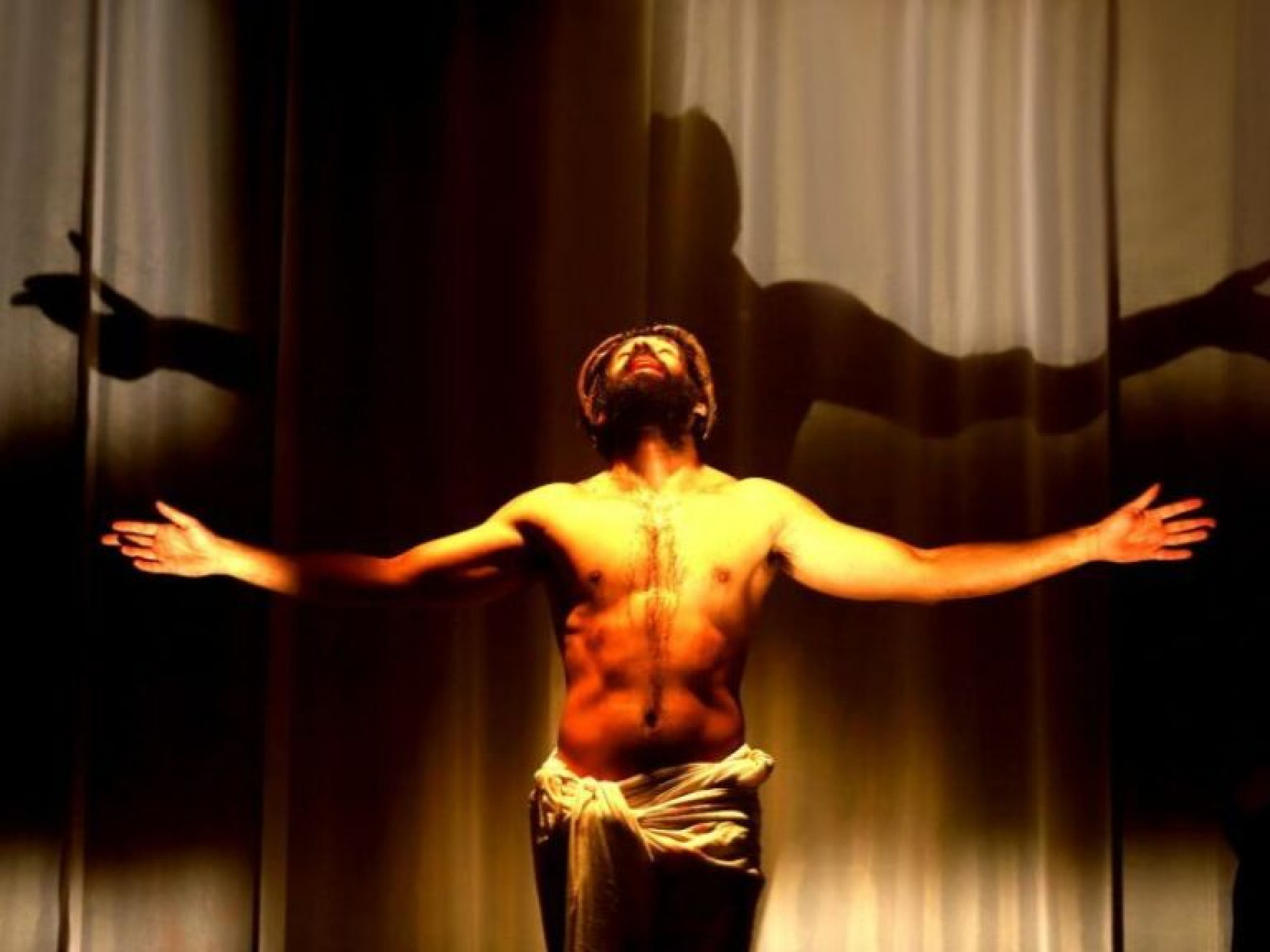 Emoção toma conta de Rio das Ostras com espetáculo da Paixão de Cristo na Concha Acústica