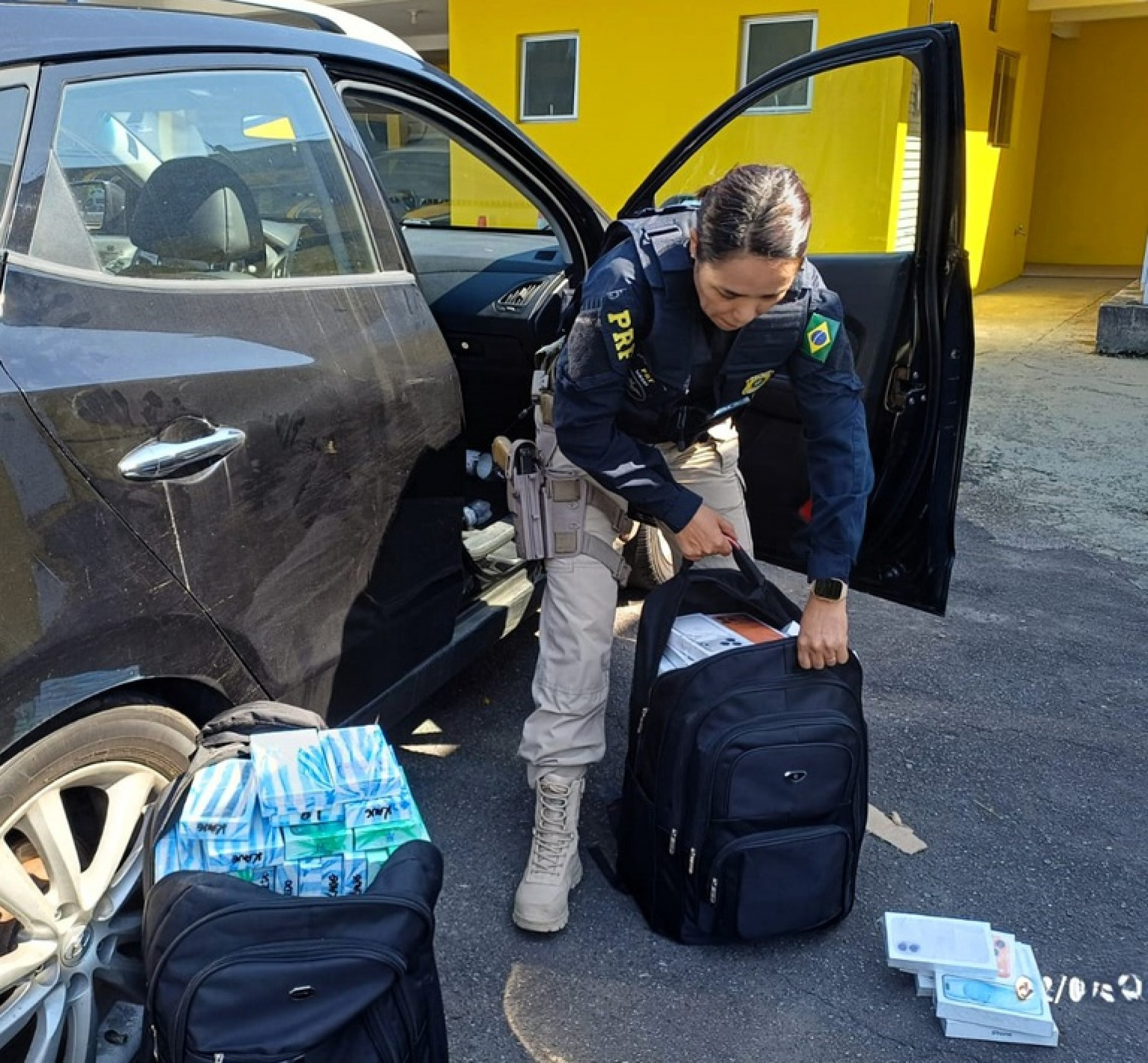 PRF apreende mais de R$ 2 milhões em celulares de luxo em SC