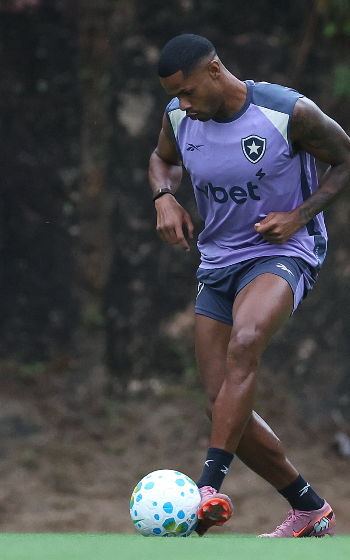 Junior Santos em treino pelo botafogo - Vitor Silva / Botafogo