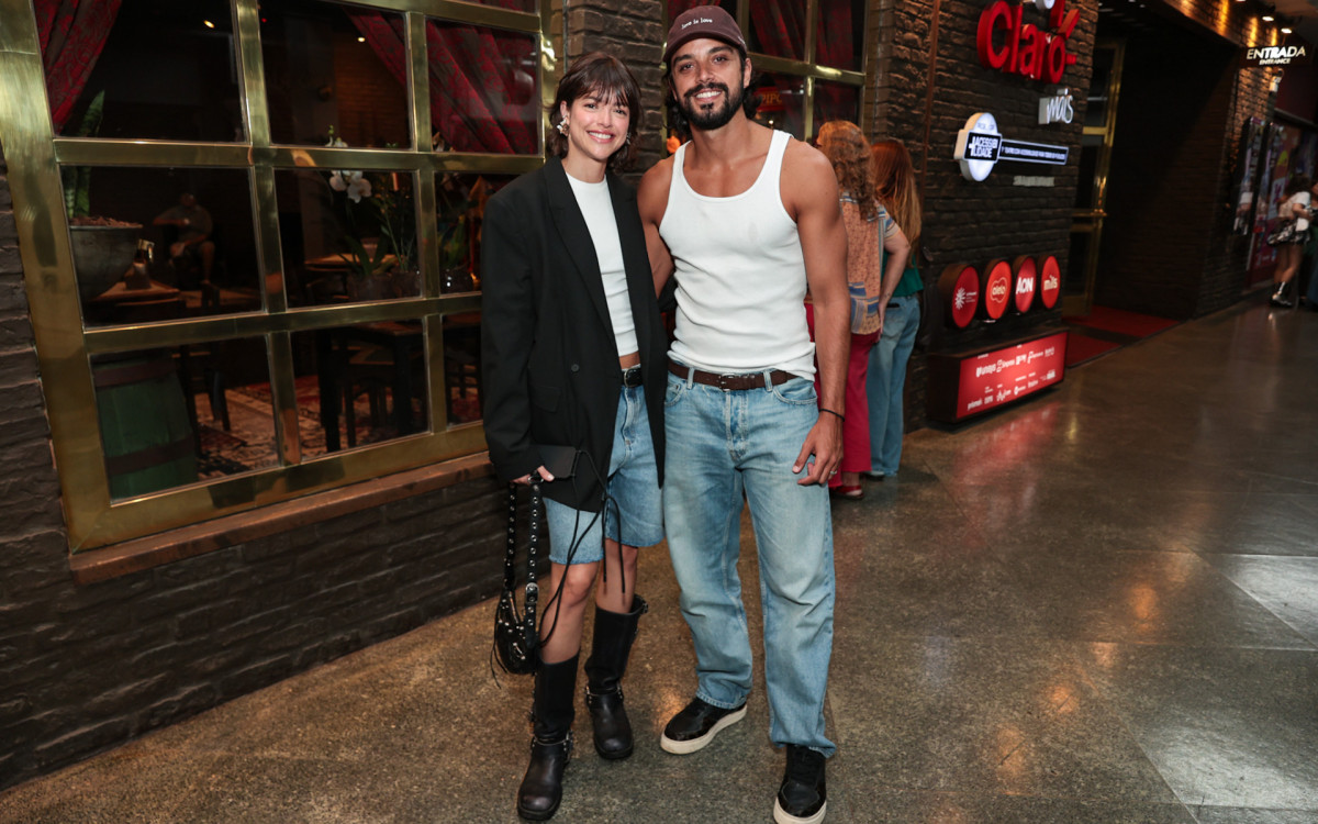 Agatha Moreira e Rodrigo Simas aproveitam show acústico de Diego Martins