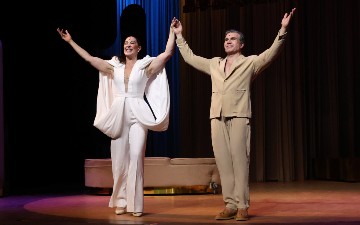 Claudia Raia e Jarbas Homem de Mello recebem carinho do público no final da comédia \'Cenas da Menopausa\'