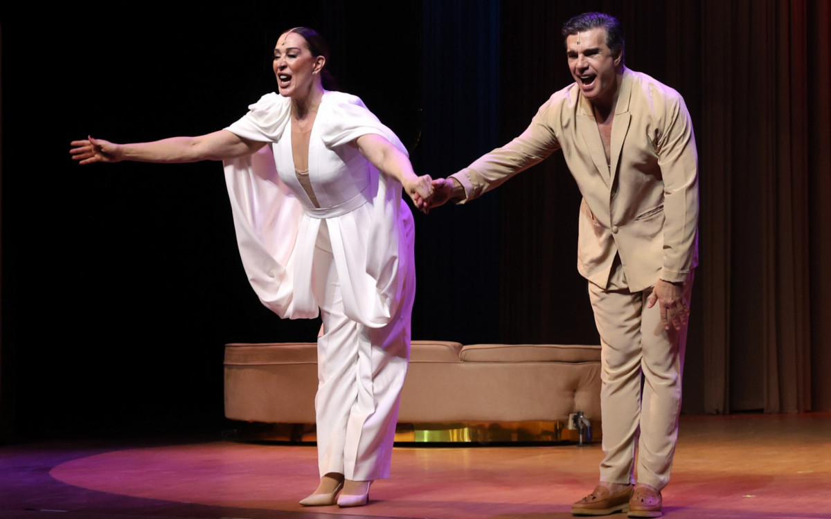 Claudia Raia e Jarbas Homem no espetáculo \'Cenas da Menopausa\', no Teatro João Caetano