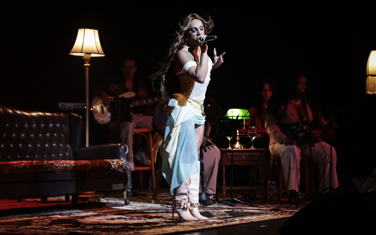 Diego Martins apresenta show em teatro do Rio