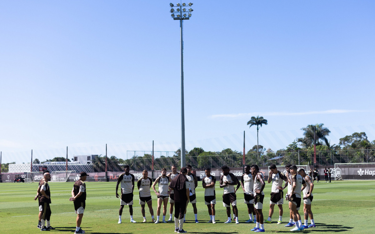 Presidente do Flamengo cobra jogadores no Ninho do Urubu após derrota