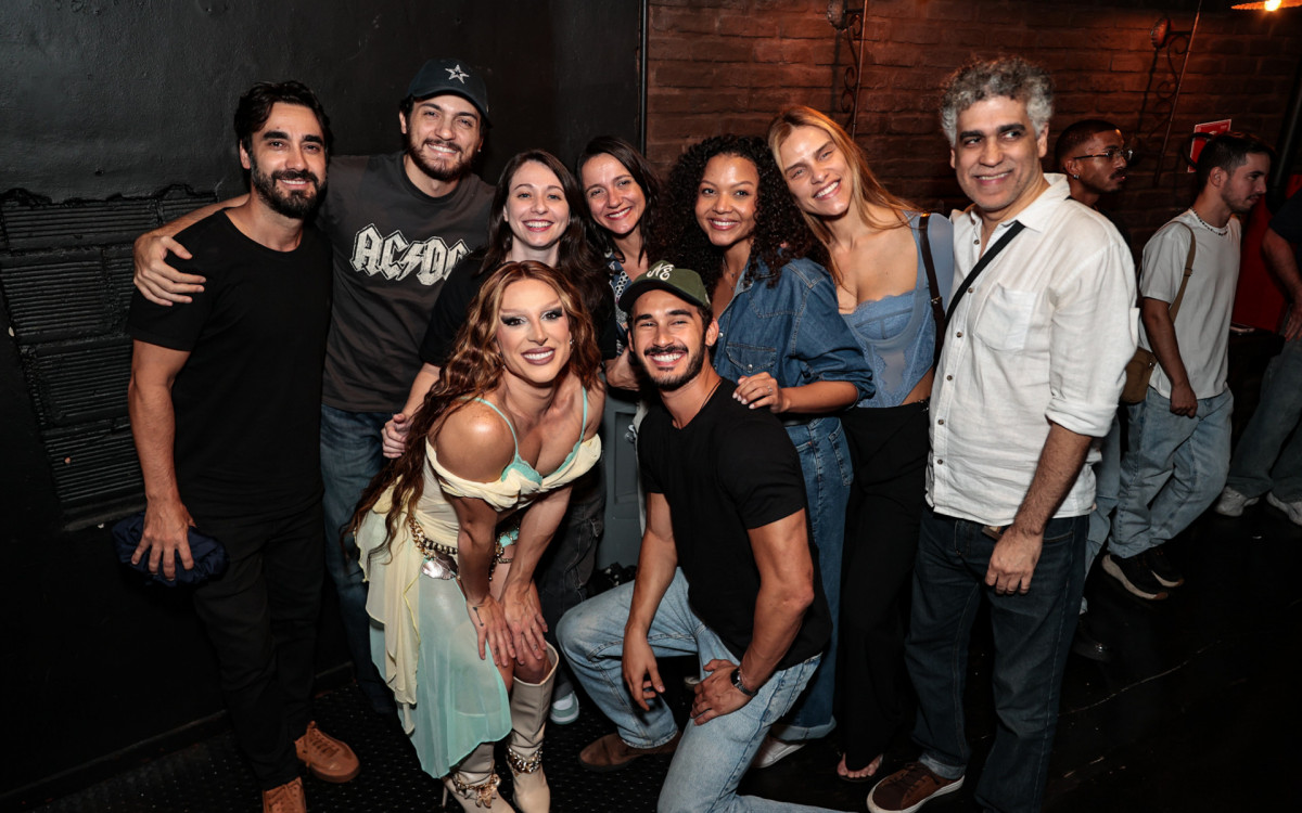 Diego Martins é prestigiado por amigos em show no Rio