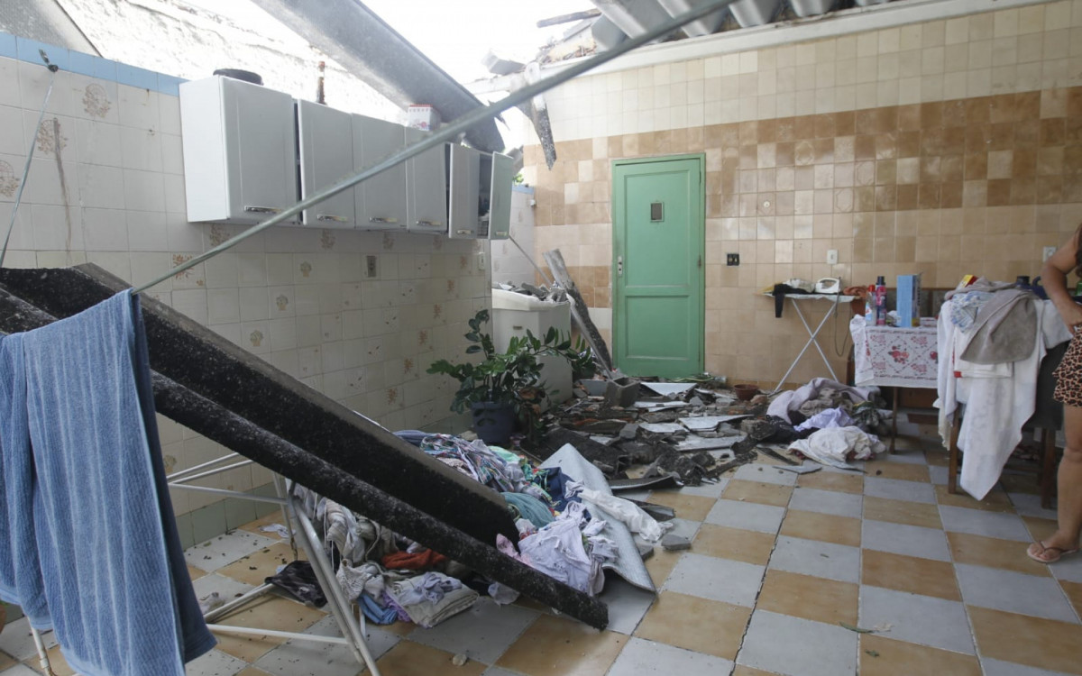 Casa de moradora atingida por muro de igreja