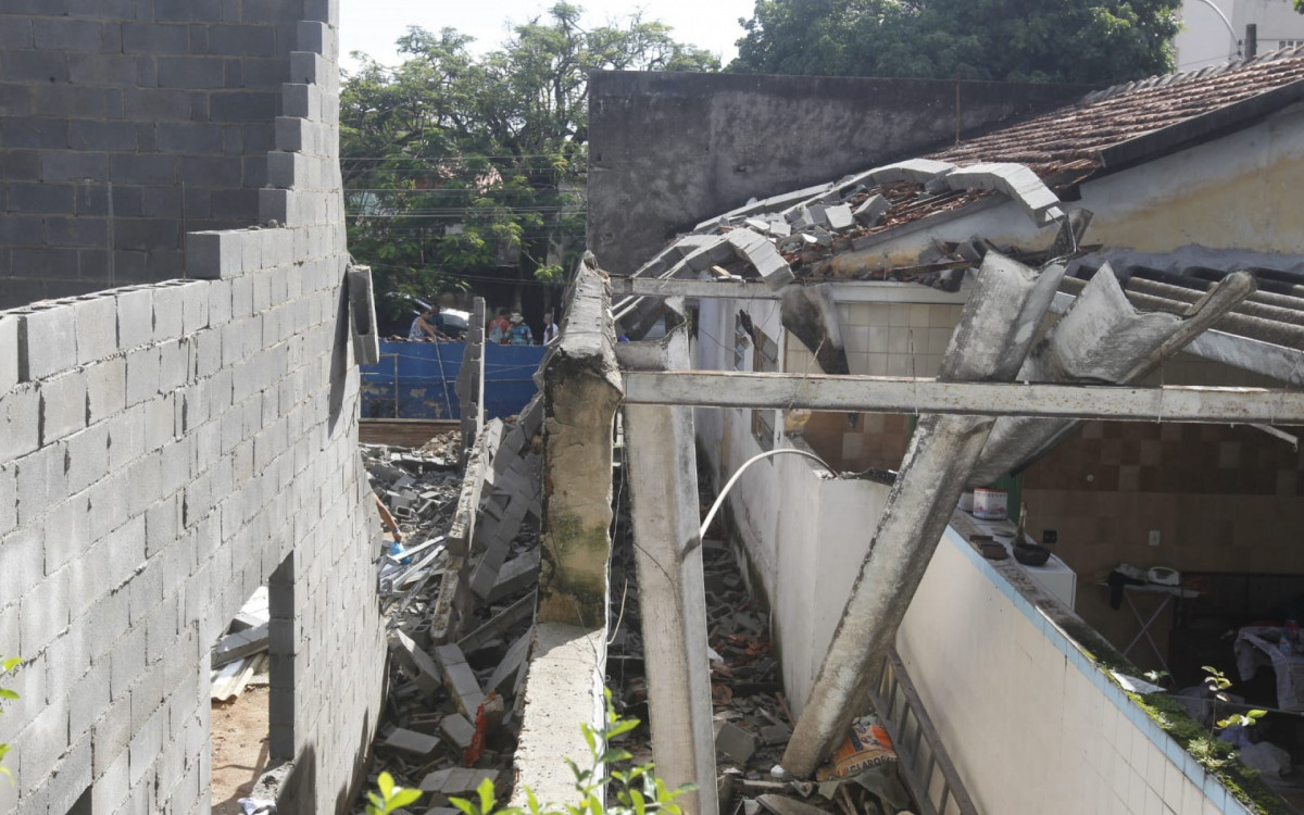 Muro desabou no telhado da vizinha