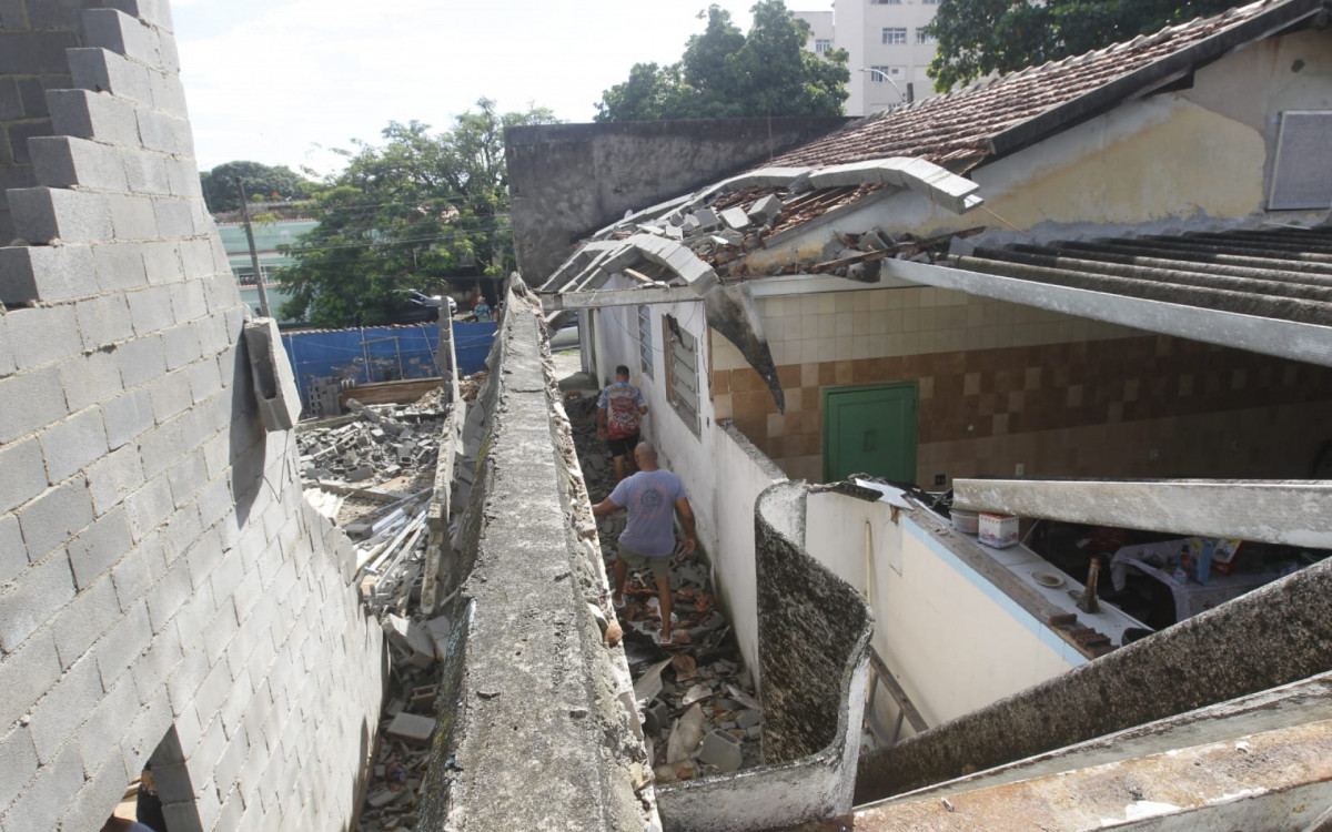 Muro desabou no telhado da vizinha