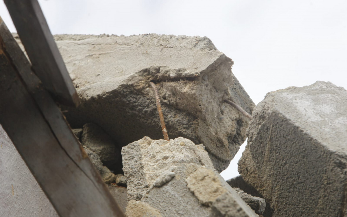 Casa de moradora atingida por muro de igreja