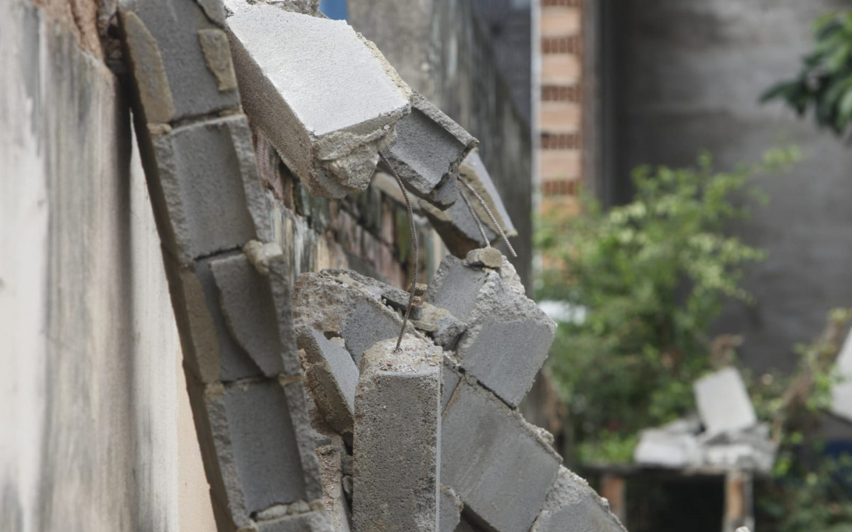 Casa de moradora atingida por muro de igreja