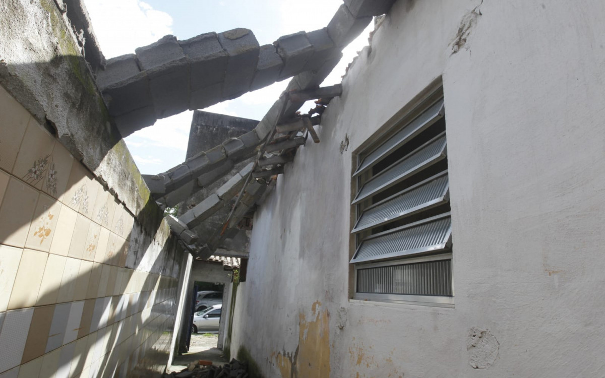 Casa de moradora atingida por muro de igreja
