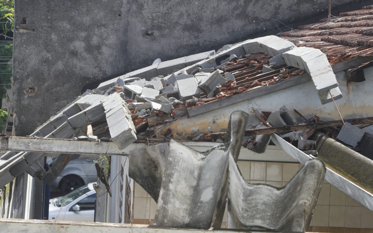 Casa de moradora atingida por muro de igreja