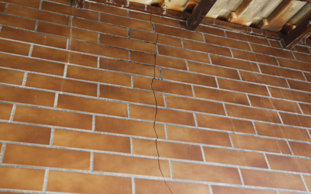 Parede de moradora rachou com desabamento