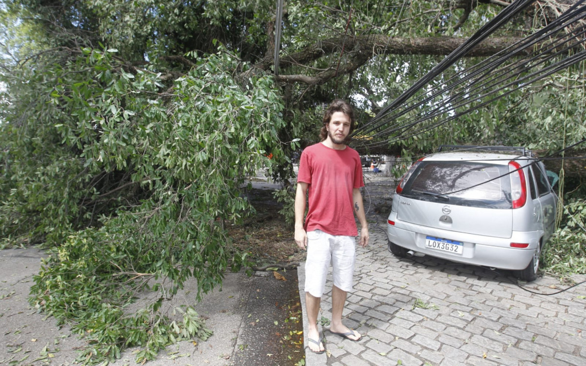 Lucas Max, dono do carro atingido pela árvore