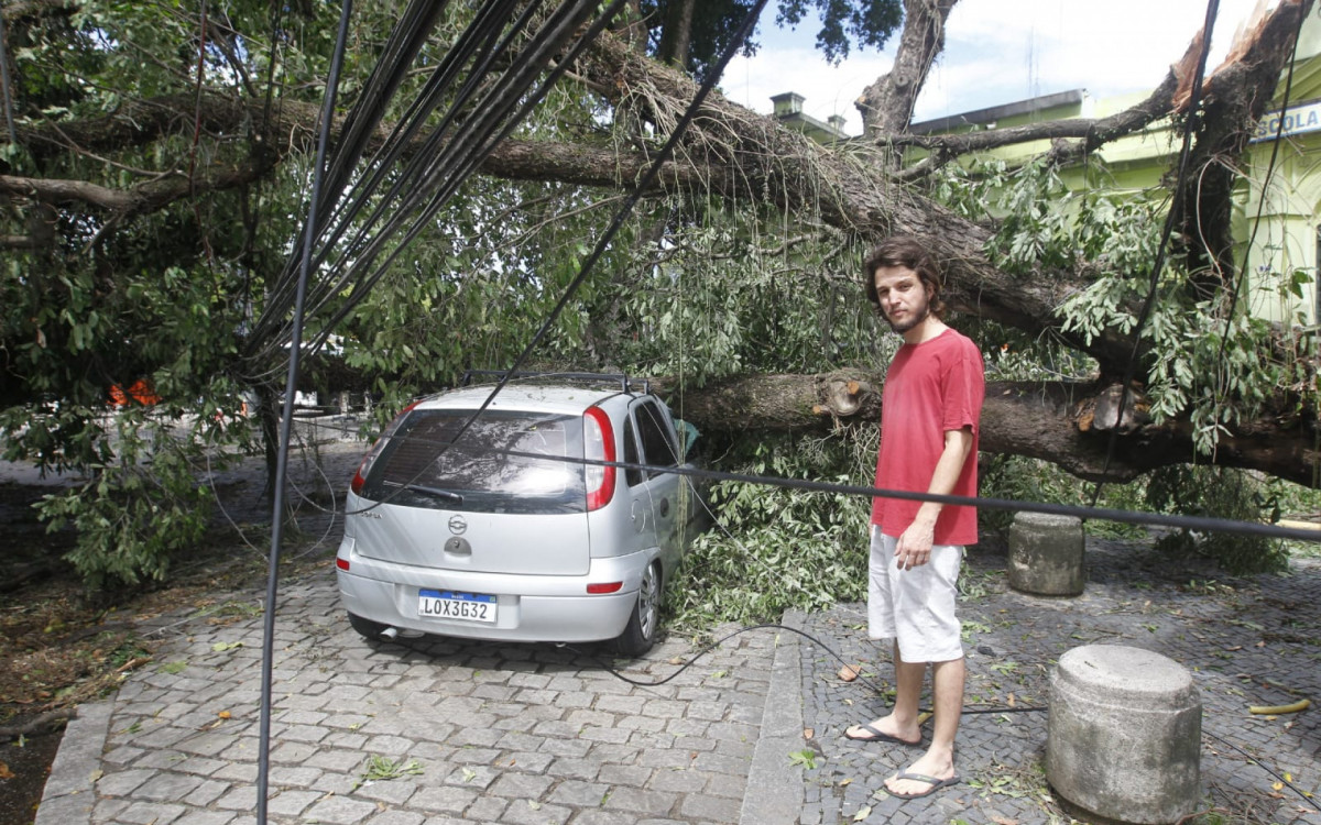 Lucas Max, dono do carro atingido pela árvore