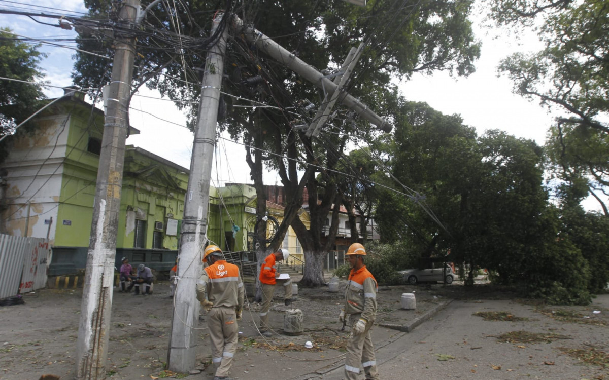 Equipes da Light trabalham em ruas da Marechal Hemres