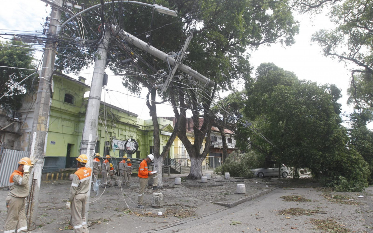 Equipes da Light trabalham em ruas da Marechal Hemres