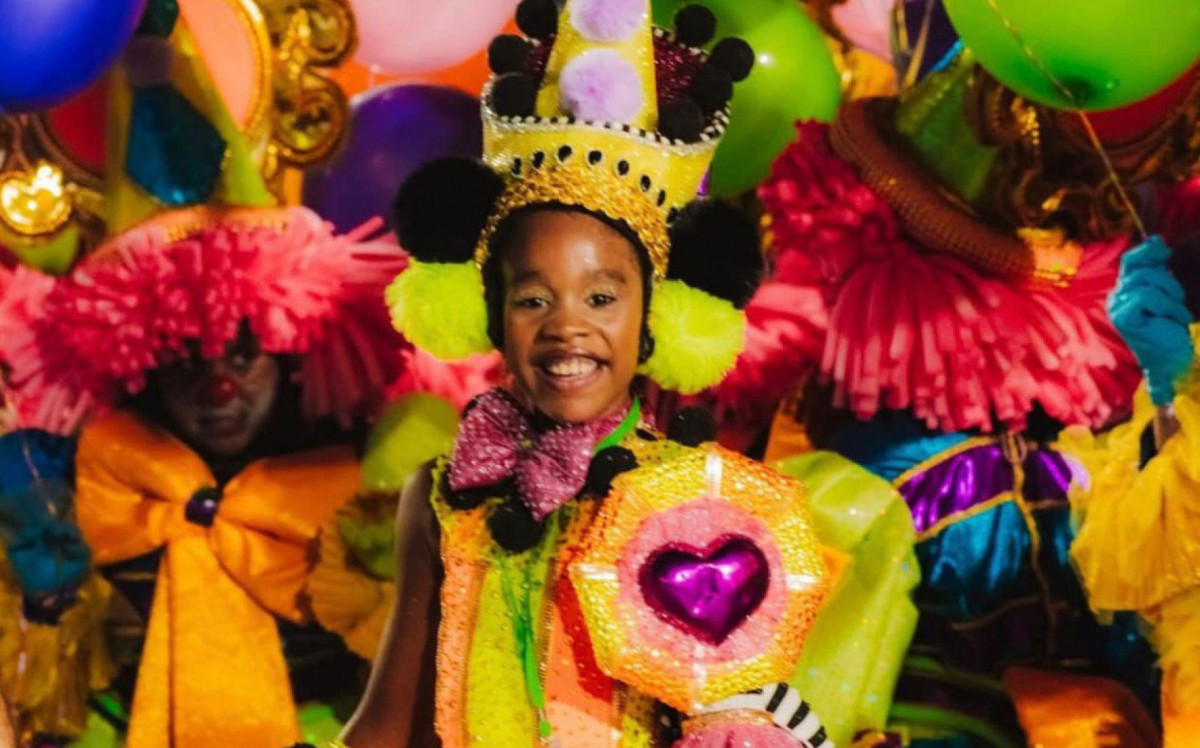 Musa mirim da Mocidade é alvo de racismo na sala de aula: 'escrava, nojenta'