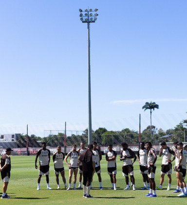 Presidente do Flamengo cobra jogadores no Ninho do Urubu após derrota