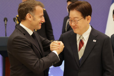 Líderes da França e Coreia do Sul dizem que trabalharão juntos para reabrir o Estreito de Ormuz