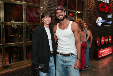 Agatha Moreira e Rodrigo Simas curtem show no Rio