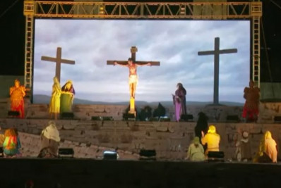 Tradicional Auto da Paixão de Cristo emociona o público nos Arcos da Lapa