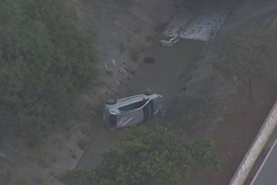 Jovem fica ferido após carro capotar e cair em córrego em São Paulo