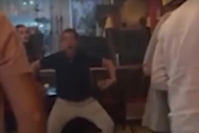 Novo vídeo mostra pai de acusada por racismo no Rio repetindo gesto da filha; confira