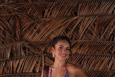 De biquíni, Maisa exibe equilíbrio em treino de ioga à beira-mar