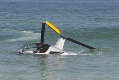 Fotos! Helicóptero cai no mar da Praia da Barra da Tijuca