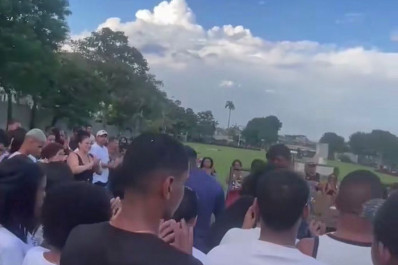 Adolescente encontrado morto em rio é enterrado sob pedido de justiça: 'Não podemos normalizar'