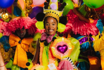 Musa mirim da Mocidade é alvo de racismo na sala de aula: 'escrava, nojenta'