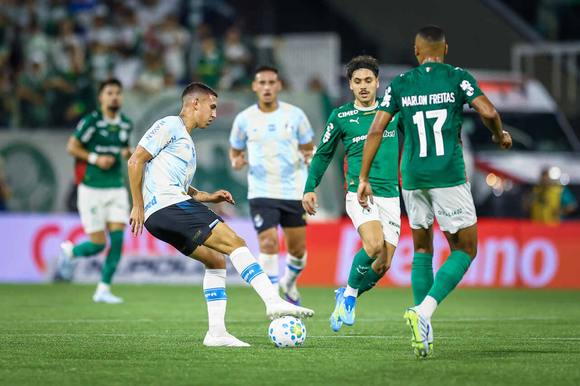 Lu&iacute;s Castro protesta contra decis&otilde;es da arbitragem em derrota do Gr&ecirc;mio para o Palmeiras