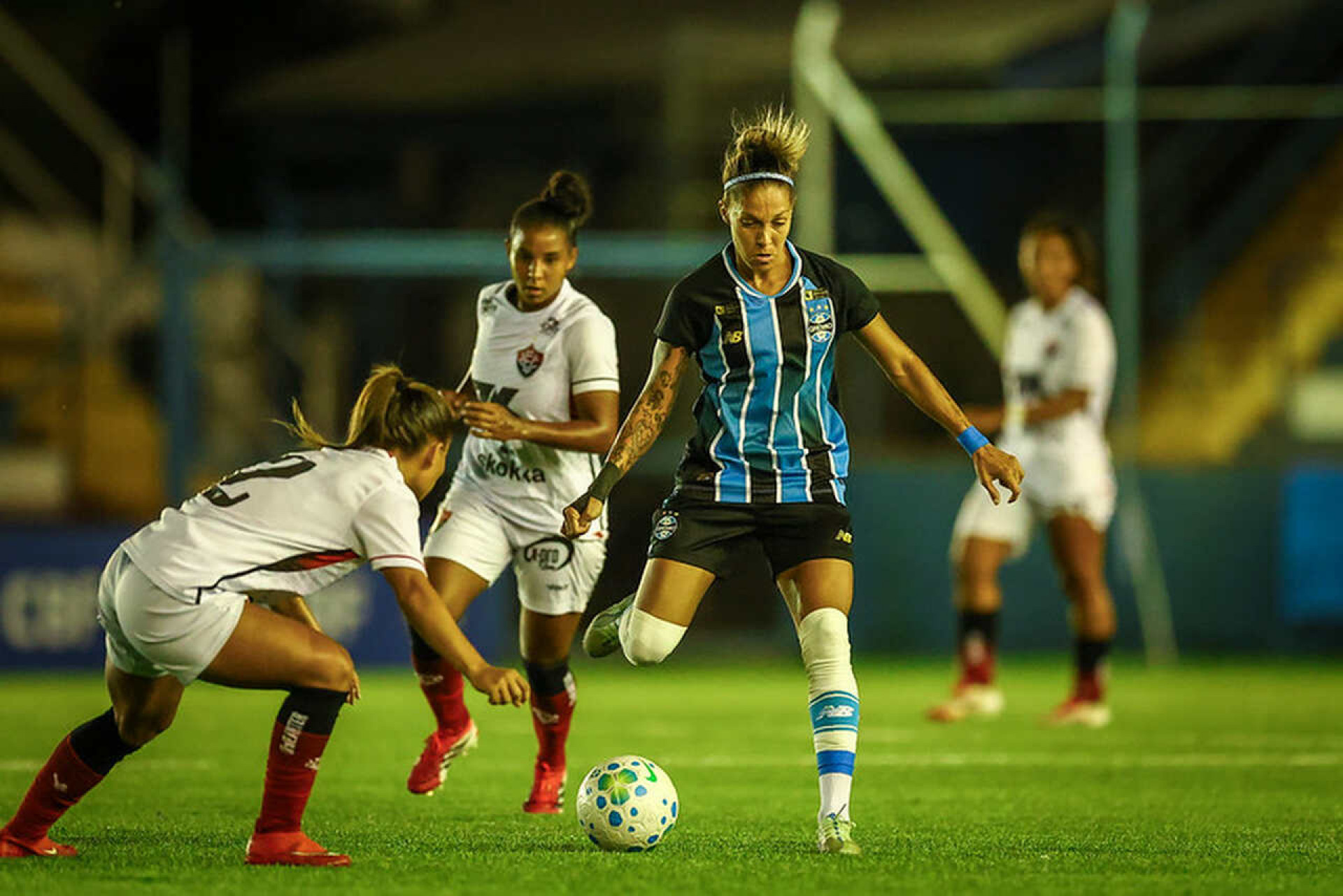 Gr&ecirc;mio atropela o Vit&oacute;ria e sobe duas posi&ccedil;&otilde;es no Brasileir&atilde;o Feminino