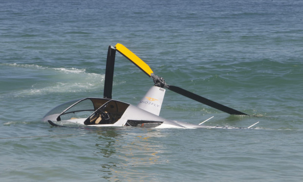 Helicóptero cai no mar da Praia da Barra; piloto e passageiros são resgatados