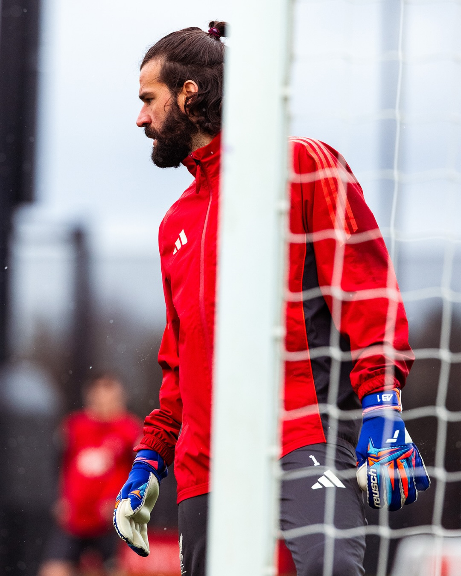 Alisson em treino pelo Liverpool
