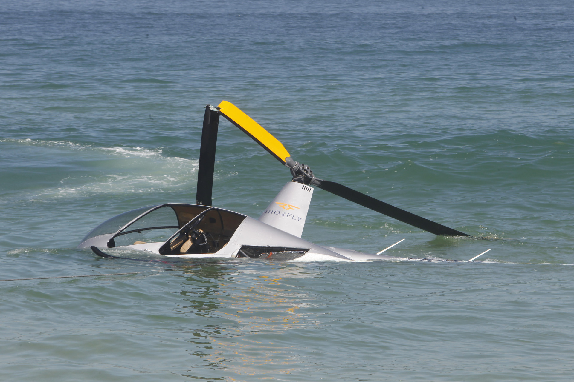 Helicóptero cai no mar da praia da Barra da Tijuca, na manha desta sexta-feira (3) - Reginaldo Pimenta / Agencia O Dia