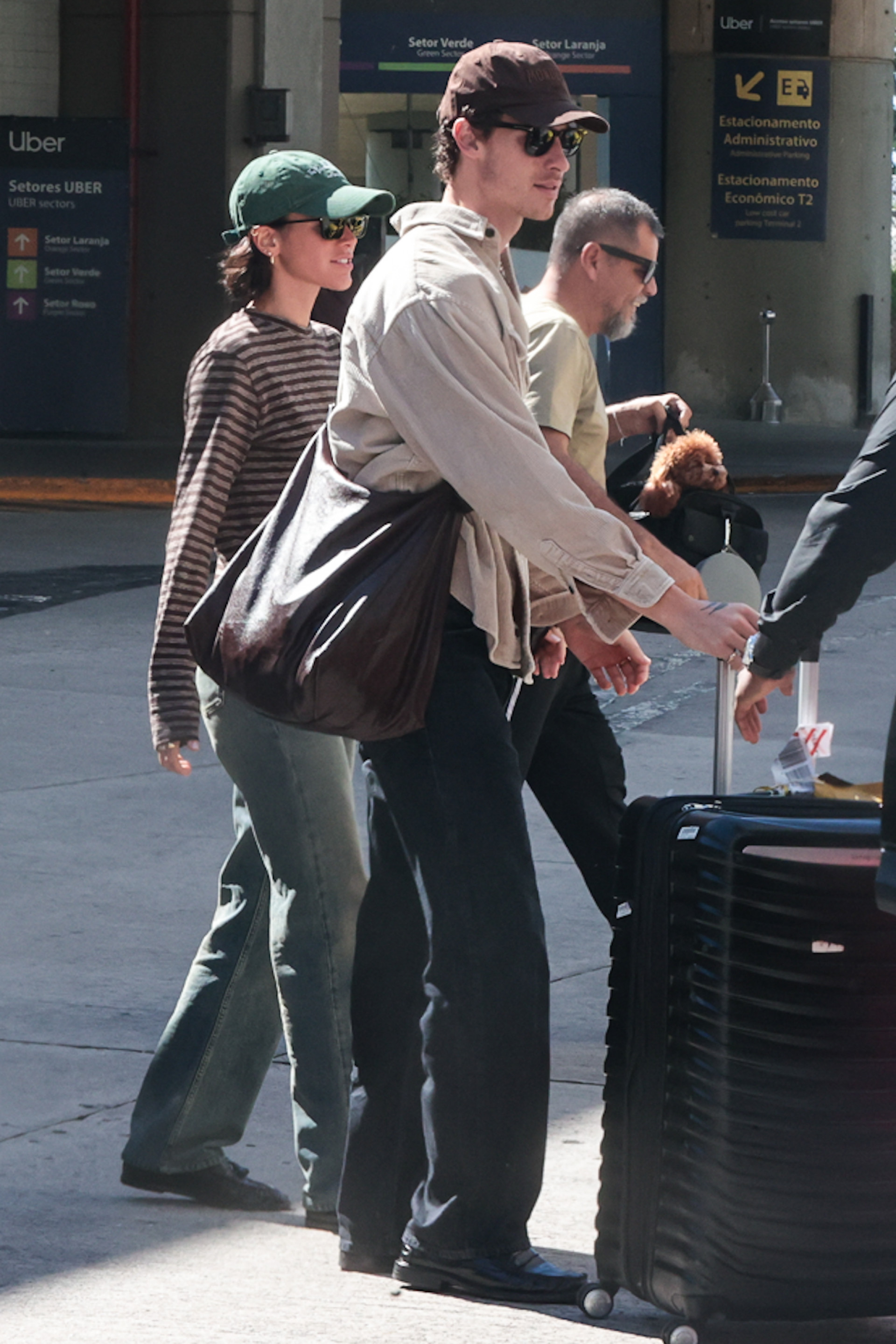 Bruna Marquezine e Shawn Mendes desembarcam juntos no aeroporto do Rio
- Victor Chapetta/BrazilNews
