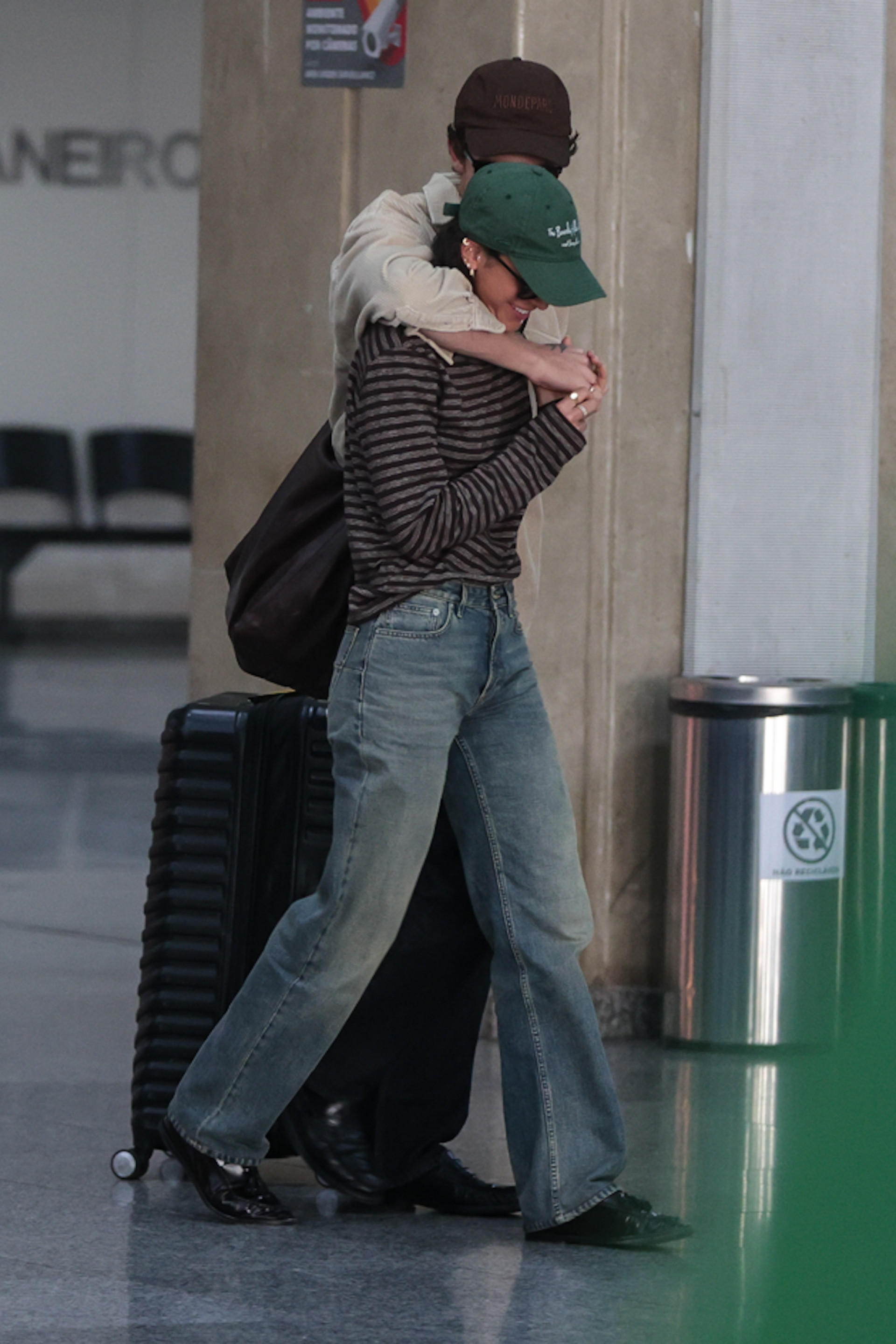 Bruna Marquezine e Shawn Mendes desembarcam juntos no aeroporto do Rio
- Victor Chapetta/BrazilNews