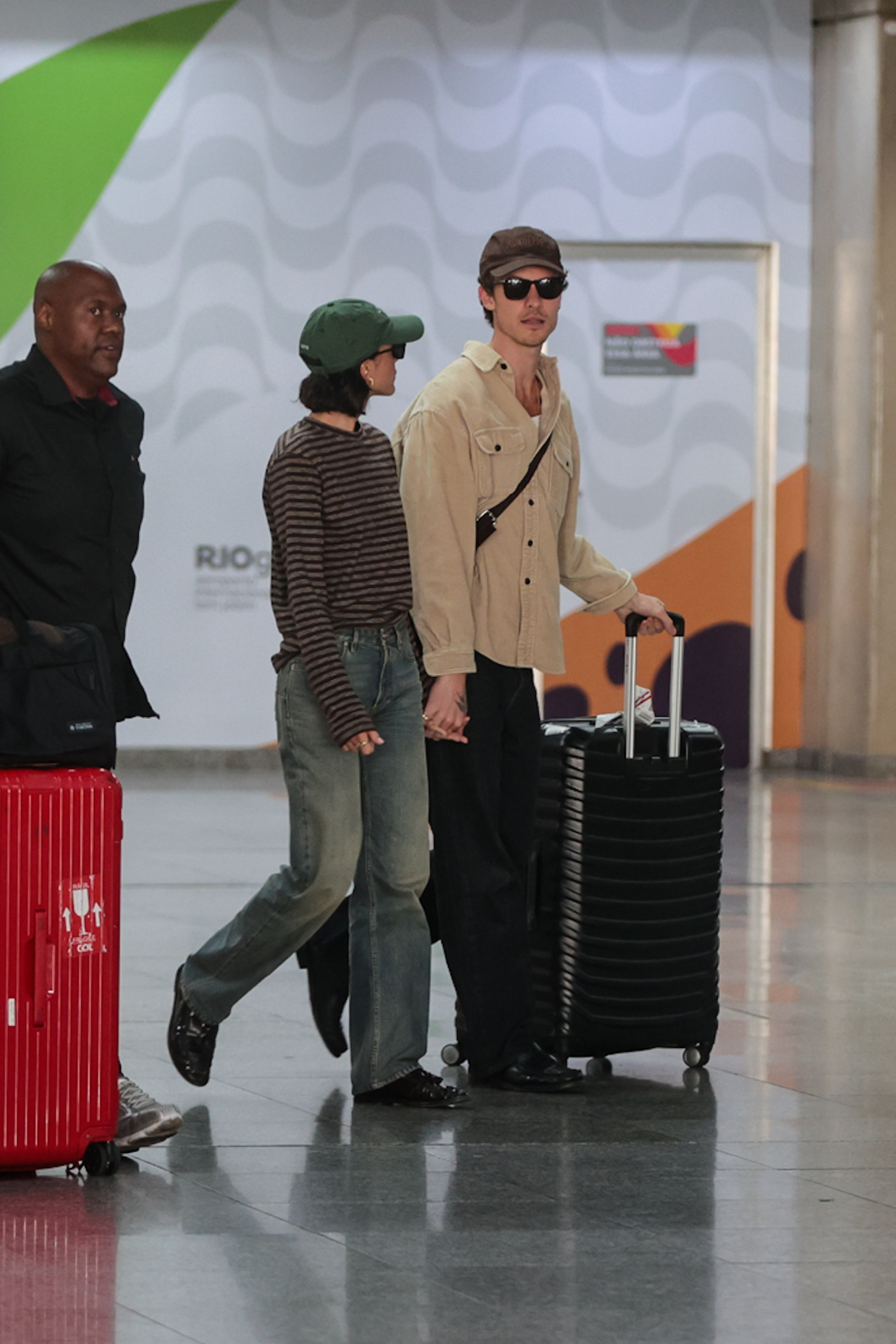 Bruna Marquezine e Shawn Mendes desembarcam juntos no aeroporto do Rio
- Victor Chapetta/BrazilNews