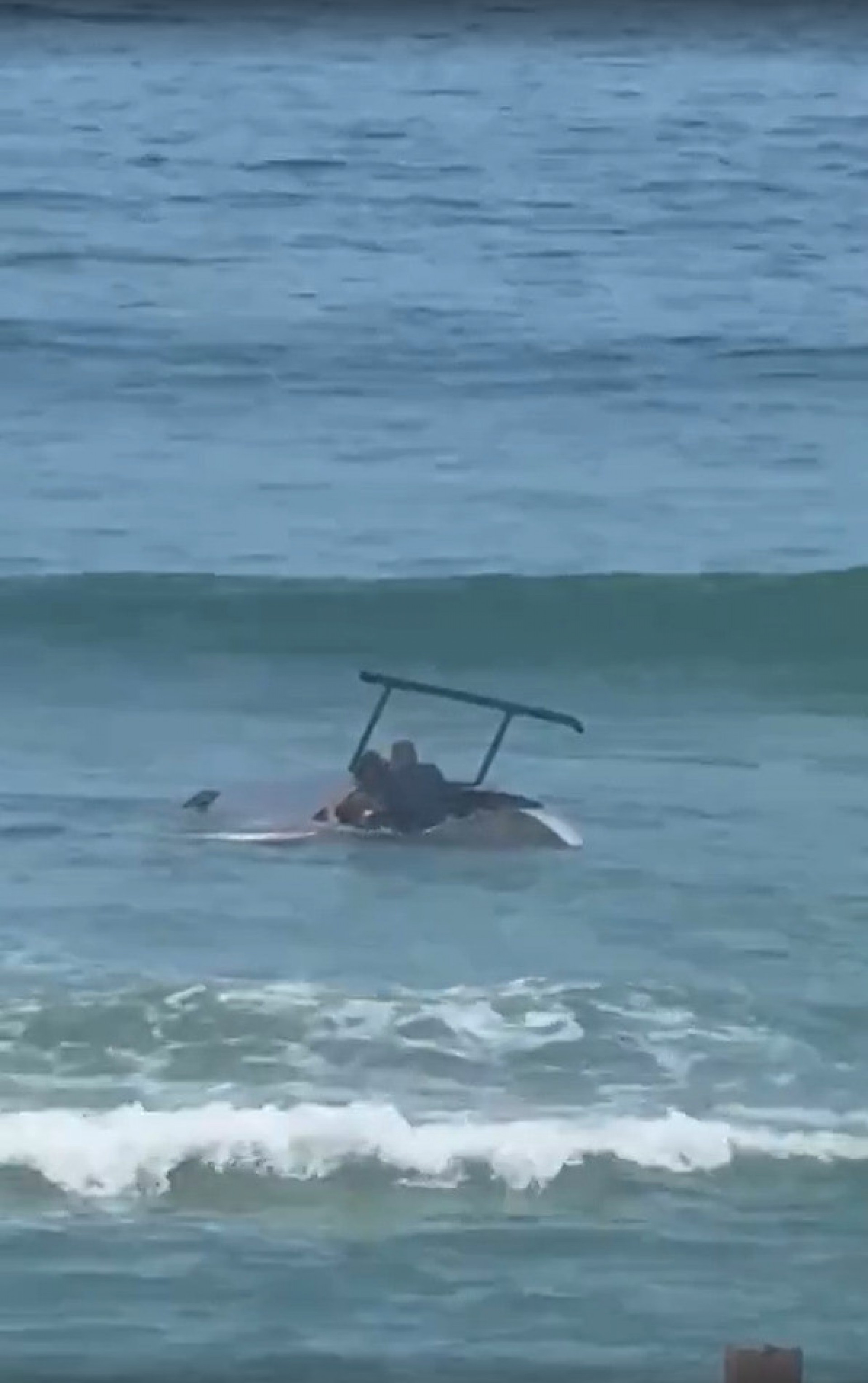 Helicóptero caiu no mar da praia da Barra da Tijuca - Reprodução / Redes sociais