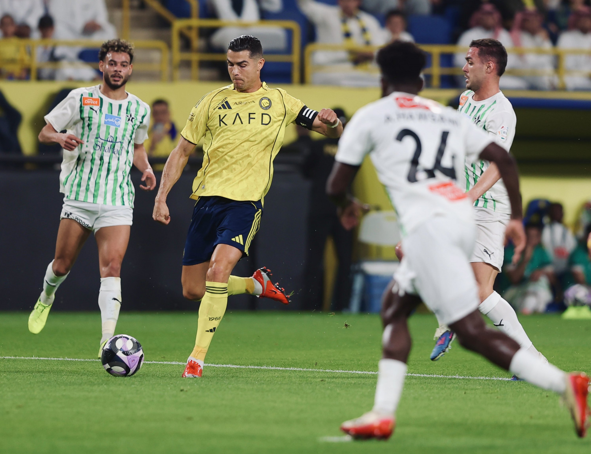 Cristiano Ronaldo volta de lesão, faz dois gols e se aproxima do milésimo