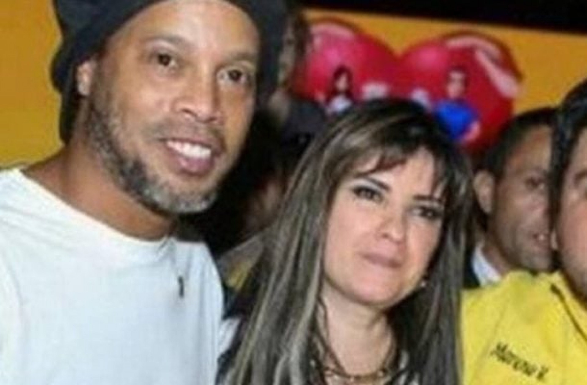 Caso Ronaldinho Ga&uacute;cho: empres&aacute;ria foragida desde 2020 &eacute; presa no Paraguai